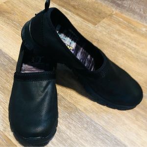 NWOT-black Skechers shoes—size 11